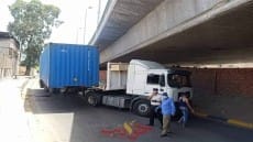 بالصور .. حادث اصطدام شاحنة محملة بحاوية بسقف كوبرى الساحل