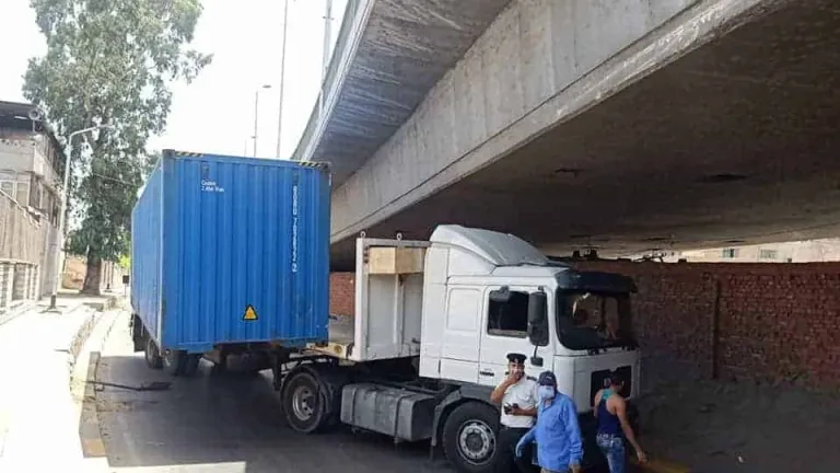 بالصور .. حادث اصطدام شاحنة محملة بحاوية بسقف كوبرى الساحل