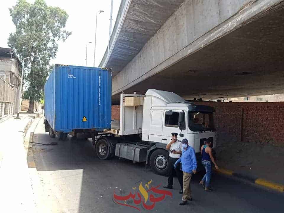 بالصور .. حادث اصطدام شاحنة محملة بحاوية بسقف كوبرى الساحل