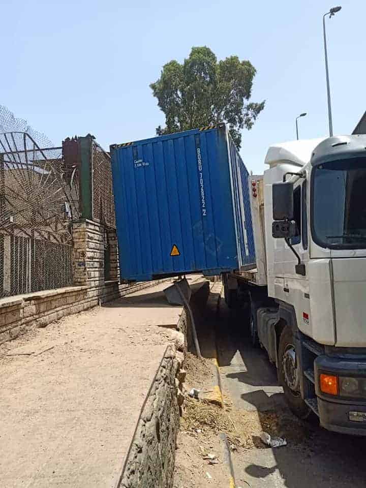 بالصور .. حادث اصطدام شاحنة محملة بحاوية بسقف كوبرى الساحل