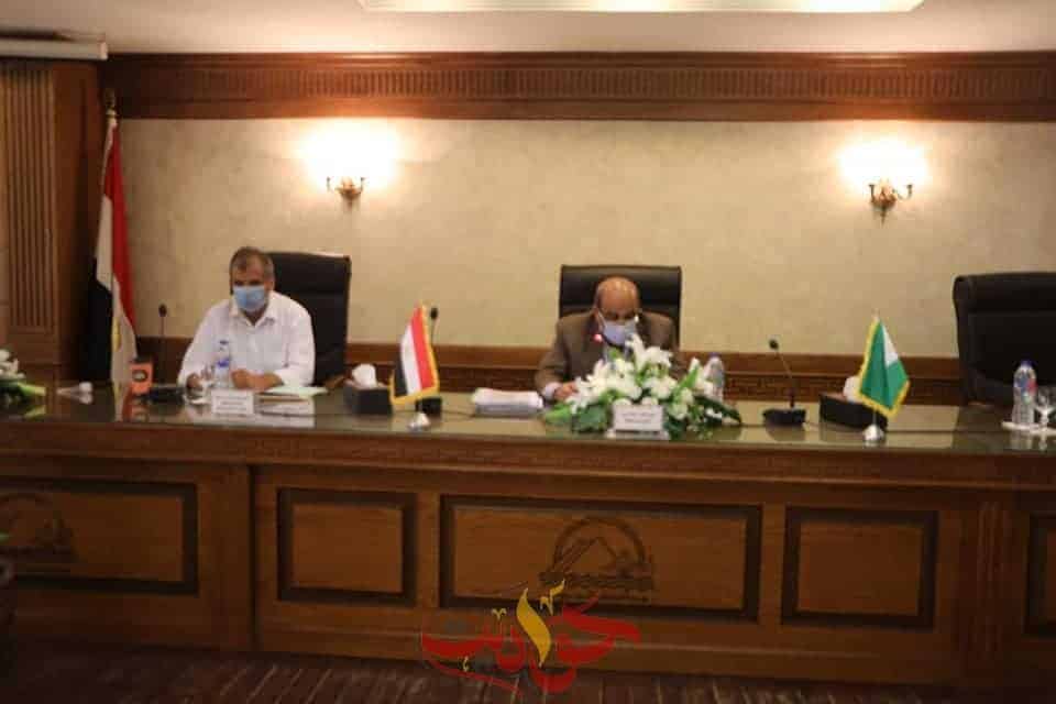 محافظ الجيزة لرؤساء الاحياء والمراكز والمدن: غلق المنشأة وسحب الترخيص فى حالة عدم الالتزام بقرارات فتح المقاهي والمطاعم