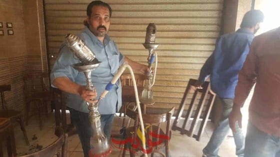بالصور .. غلق مقهى ومصادرة مشتملاتها لمخالفة قرار الحظر فى محافظة الجيزة