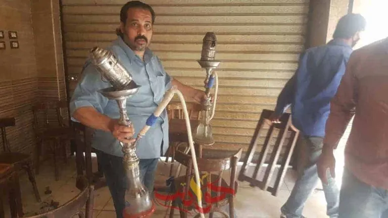 بالصور .. غلق مقهى ومصادرة مشتملاتها لمخالفة قرار الحظر فى محافظة الجيزة