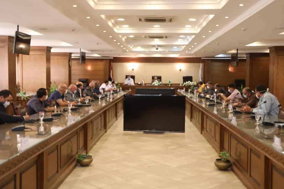 محافظ الجيزة لرؤساء الاحياء والمراكز والمدن: غلق المنشأة وسحب الترخيص فى حالة عدم الالتزام بقرارات فتح المقاهي والمطاعم