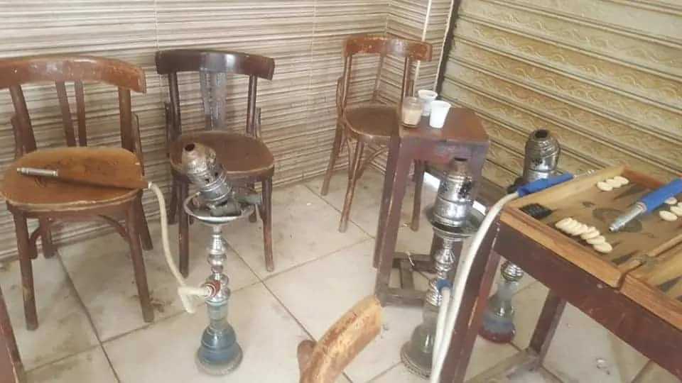 بالصور .. غلق مقهى ومصادرة مشتملاتها لمخالفة قرار الحظر فى محافظة الجيزة