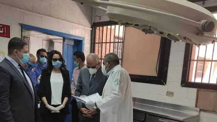 خلال جولته .. راشد لمديري مستشفيات العزل: " مفيش حاجه اسمها مريض يروح بيتة من غير ما يتكشف عليه طالما جالك في المستشفي "