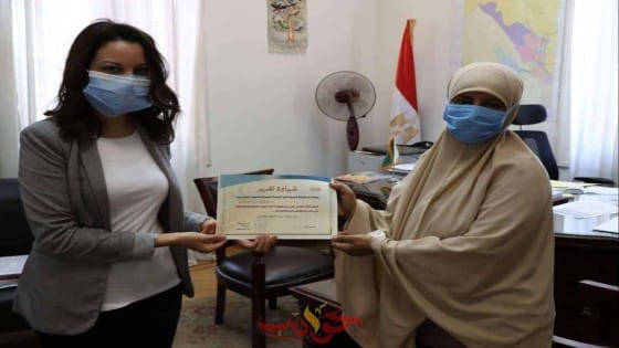 نائبة محافظ الجيزة تكرم مدير التضامن ومسئول الرائدات الريفيات بكرداسة لتفانيهم فى العمل