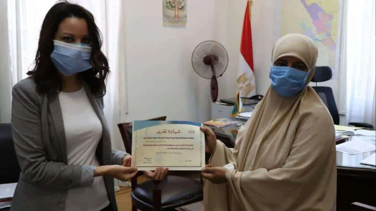 نائبة محافظ الجيزة تكرم مدير التضامن ومسئول الرائدات الريفيات بكرداسة لتفانيهم فى العمل