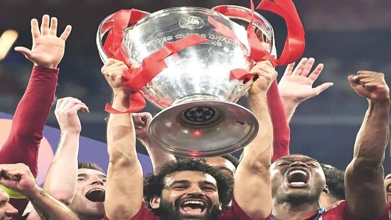 بعد 30 عام ليفربول بطلا للدوري الإنجليزي .. صلاح أول لاعب مصرى يحصل على ميدالية بريميرليج