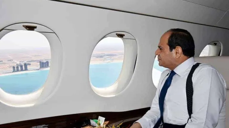 السيسي يتفقد الموقف التنفيذي لمدينة العلمين الجديدة .. جواً (صور)