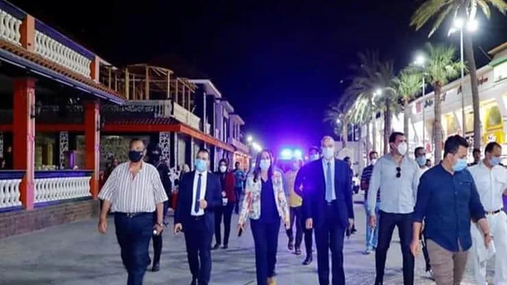 شاهد بالصور.. المقاهي والمطاعم تفاجئ بمحافظ دمياط بينهم