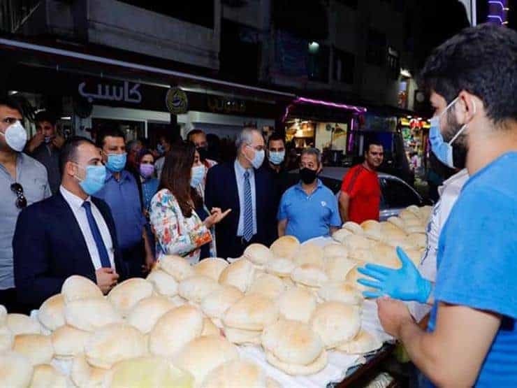 شاهد بالصور.. المقاهي والمطاعم تفاجئ بمحافظ دمياط بينهم