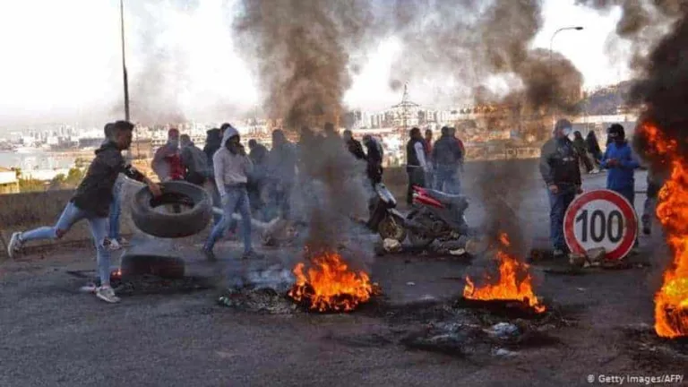 بسبب تدهور الأوضاع الاقتصادية ..مواجهات واشتباكات حادة بين المحتجين والجيش في لبنان