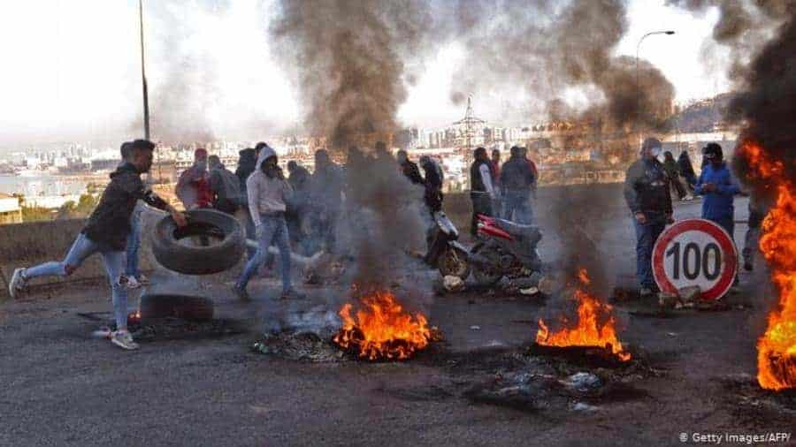 بسبب تدهور الأوضاع الاقتصادية ..مواجهات واشتباكات حادة بين المحتجين والجيش في لبنان