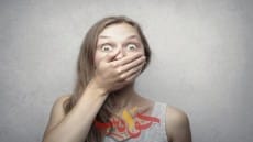 علامة تحذيرية على الفم تدل على نقص فيتامين هام بالجسم!