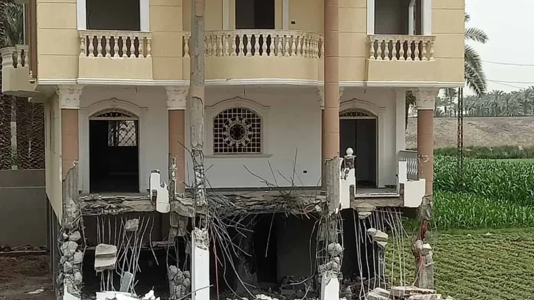 التفاصيل الكاملة .. مصرع مقاول عقب سقوط نخلة عليه جراء عملية ازالة فيلا بالبدرشين فى الجيزة