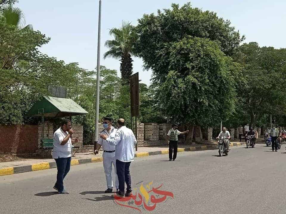 بالصور .. حادث اصطدام شاحنة محملة بحاوية بسقف كوبرى الساحل