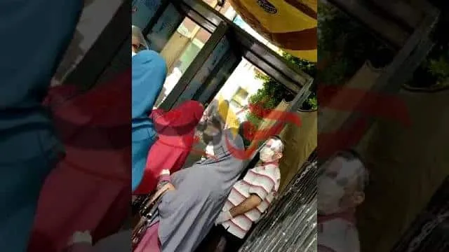بالفيديو .. حصرى لـ "حواديت أون لاين" لحظة دخول طلاب الثانوية العامة لجان الامتحان بمدرسة الشهيد نصر قاسم بقرية ميت رهينة مركز البدرشين