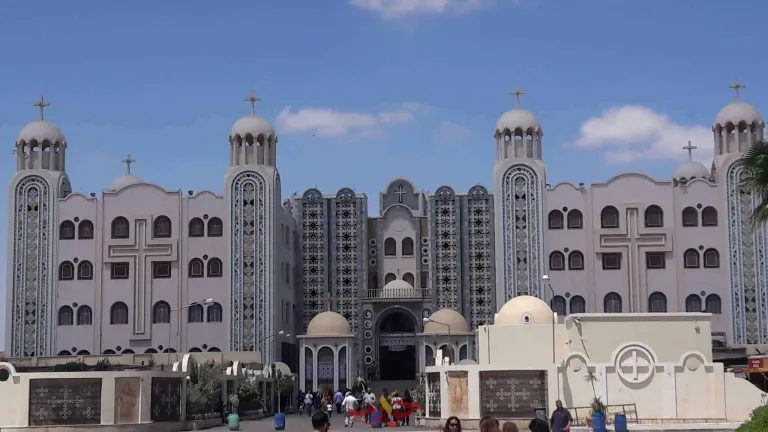 ينتحل صفة راهب بالكنيسة ويجمع مساعدات مالية.. والدير يرد