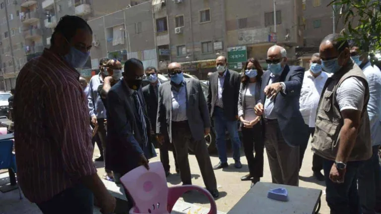 محافظ الجيزة يضبط مقهى مخالف وينذر صاحبها بالغلق