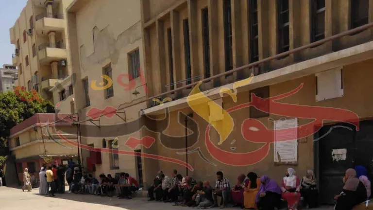 شاهد بالصور .. إضراب عمال مصنع فينوس عن العمل فى شركة السكر والصناعات التكاملية بالحوامدية .. والسبب