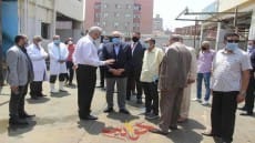 شاهد فى أول يوم العيد.. محافظ الجيزة بمجزر الوراق لمتابعة ذبح الاضاحى