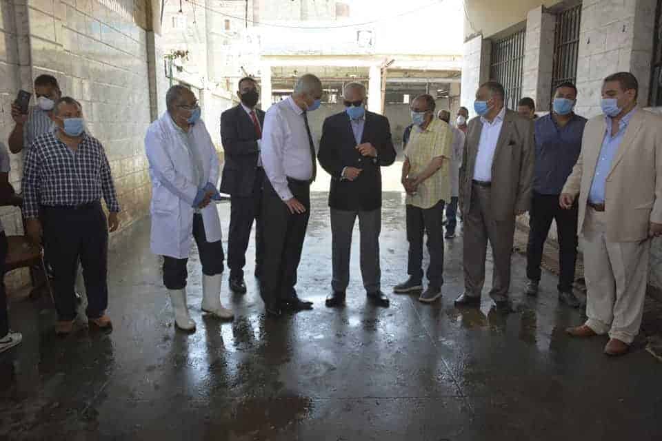 شاهد فى أول يوم العيد.. محافظ الجيزة بمجزر الوراق لمتابعة ذبح الاضاحى