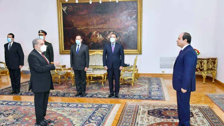اللواء محمد مرسي وزيرا للإنتاج الحربي .. بعد حلفه لليمين الدستورى