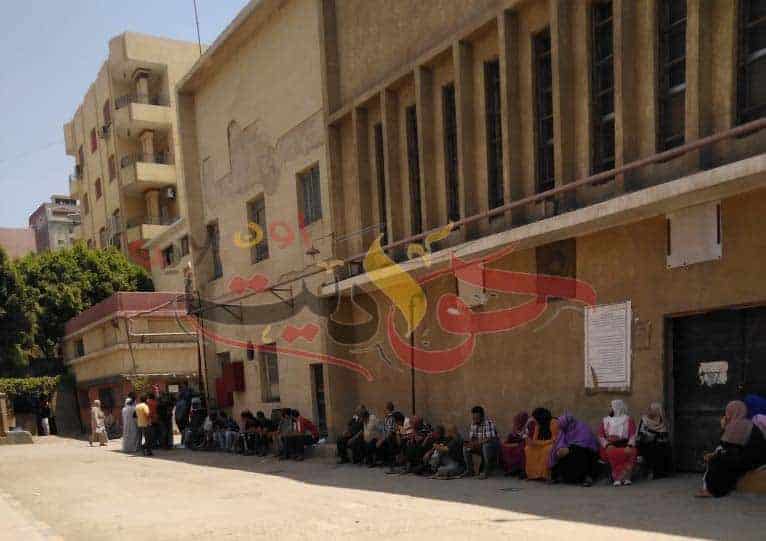 شاهد بالصور .. إضراب عمال مصنع فينوس عن العمل فى شركة السكر والصناعات التكاملية بالحوامدية .. والسبب