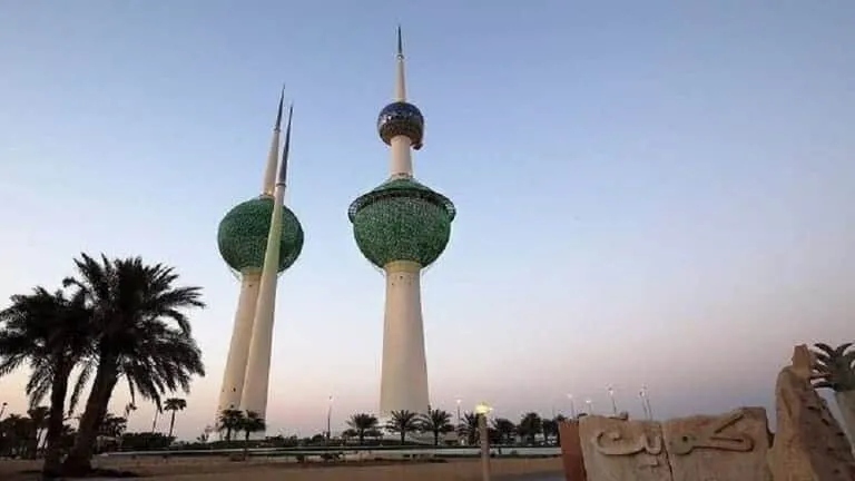 الكويت تخفض مكافآت موظفي الحكومة 50%