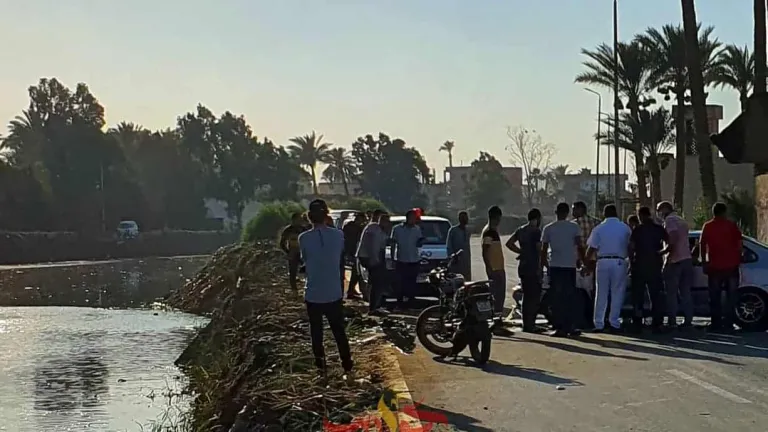 شاهد بالصور.. انتشال سيارة ملاكى سقطت في ترعة المريوطية بابو النمرس