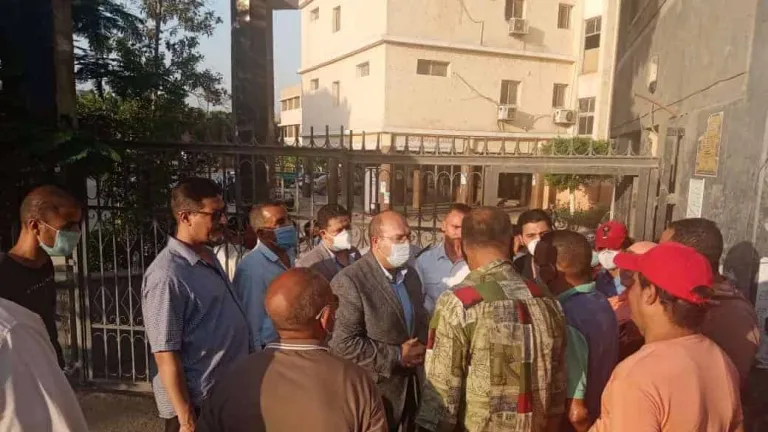 شاهد بالصور .. الشهابى لمواطن والدتك هى والدتى .. ويلتقى بالمواطنين أمام مستشفى الحوامدية العام