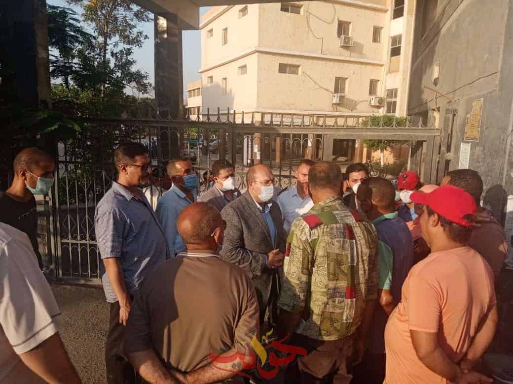 نائب محافظ الجيزة يلتقى بالموانين أمام مستشفى الحوامدية العام