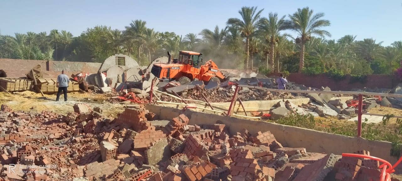 شاهد بالصور.. إزالة مزرعتى خيول وكلاب بأبوصير فى البدرشين