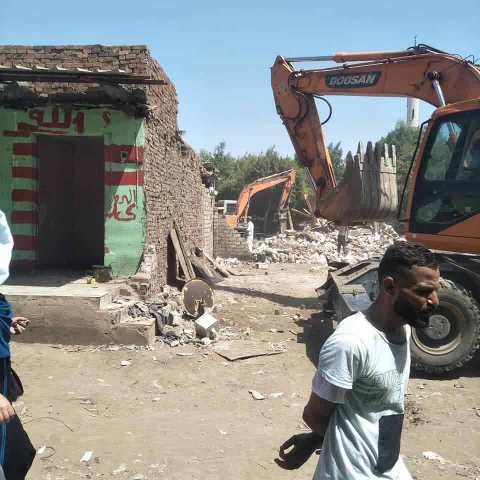 لاسترداد أراضى الدولة..رى الجيزة يزيل 11 حالة تعد على ترعة البليدة بالعياط