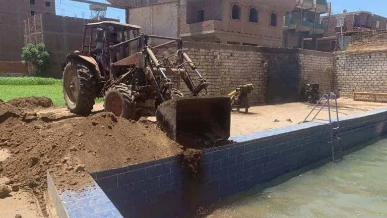 حتى لا يعود لنشاطه مرة أخرى .. الجيزة تزيل وتردم حمام سباحة مخالف بالوراق