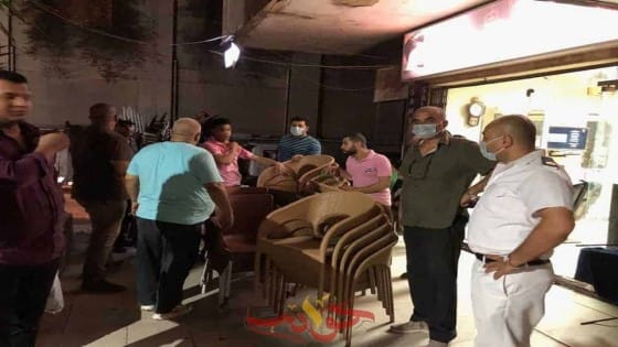 يتحدى القانون .. الحى أغلق له المحل فقام صاحبه بفض الشمع .. تعرف على تفاصيل حملة الاشغالات بالدقى وكرداسة