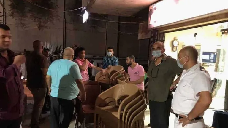 يتحدى القانون .. الحى أغلق له المحل فقام صاحبه بفض الشمع .. تعرف على تفاصيل حملة الاشغالات بالدقى وكرداسة