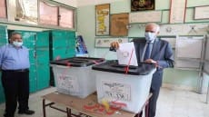 محافظ الجيزة يدلي بصوته في انتخابات مجلس الشيوخ بمدرسه أم الابطال الثانوية