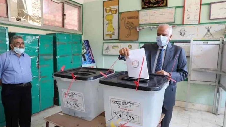 محافظ الجيزة يدلي بصوته في انتخابات مجلس الشيوخ بمدرسه أم الابطال الثانوية