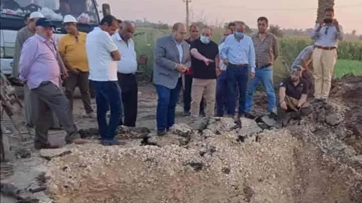 شاهد بالصور .. الشهابى بالعياط لمتابعة إصلاح كسر خط المياه بقرية طهما ويستمع لشكاوى المواطنين
