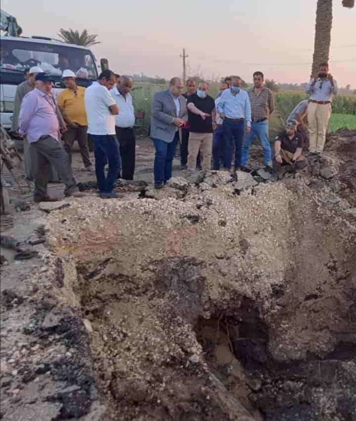 شاهد بالصور .. الشهابى بالعياط لمتابعة إصلاح كسر خط المياه بقرية طهما ويستمع لشكاوى المواطنين