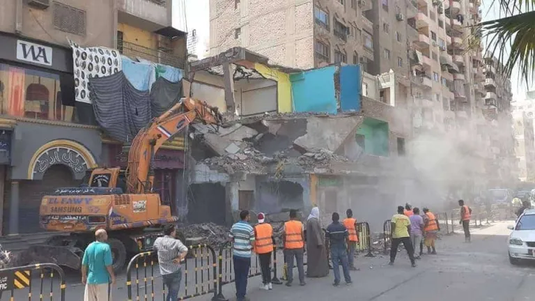 محافظ الجيزة:  ازاله اقدم عقار متعدى على خط التنظيم منذ اكثر من 50 عاما بفيصل