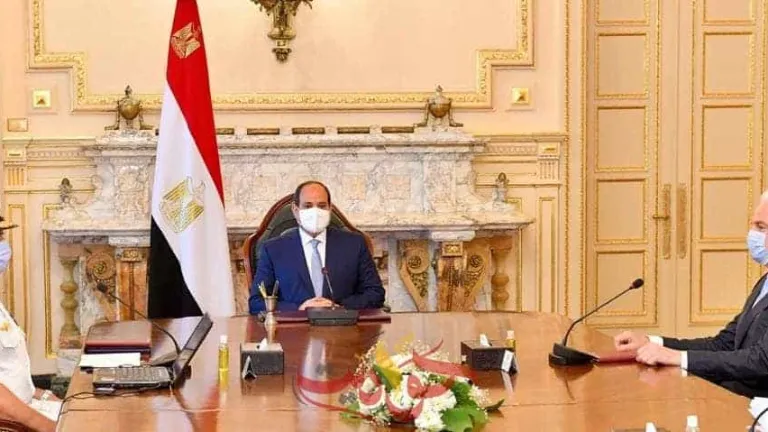 لرفع القدرات المصرية .. السيسي يلتقى بقائد القوات البحرية ورئيس شركة لورسن الألمانية لصناعة المدمرات