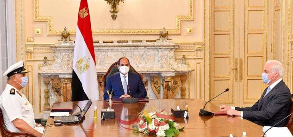 لرفع القدرات المصرية .. السيسي يلتقى بقائد القوات البحرية ورئيس شركة لورسن الألمانية لصناعة المدمرات
