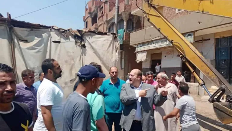 لهذه الأسباب .. نائب محافظ الجيزة يتفقد قريتيى "المنوات وأم خنان" ويلتقى بالمواطنين