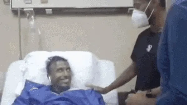 بعد إصابته فى مبارة القمة .. وليد سليمان يزور عبد الشافي في المستشفى