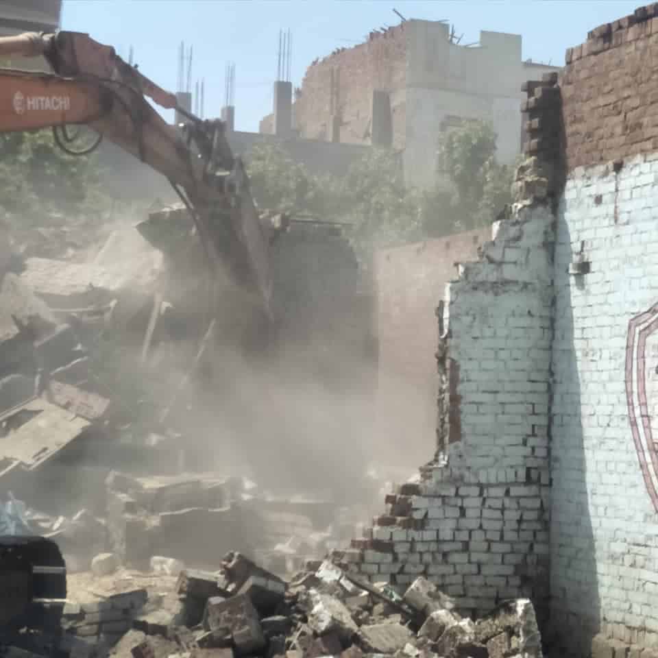 لاسترداد أراضى الدولة..رى الجيزة يزيل 11 حالة تعد على ترعة البليدة بالعياط