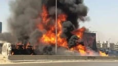 نتيحة التصادم .. انفجار سيارتين على الدائري بإتجاه المنيب والنيران تشتعل بهما