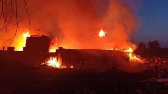 حريق هائل بمصنع بابل للإثاث فى المنطقة الصناعية  .. الحماية المدينة تدفع بـ 3 سيارات للسيطرة على الموقف